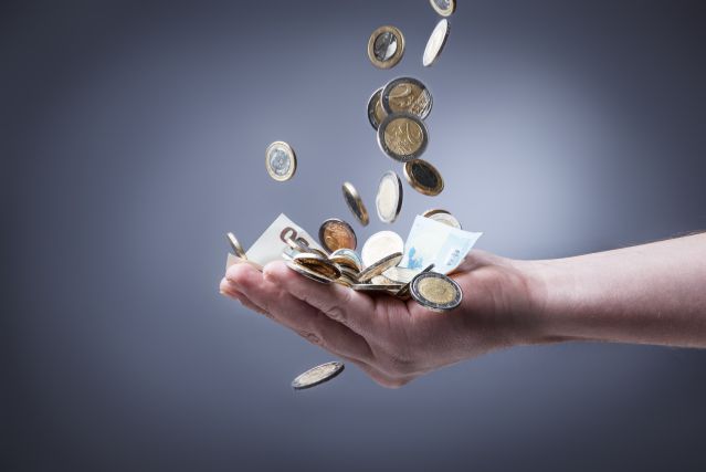 Schnell Geld verdienen Eine offene Hand die Geld auffängt.