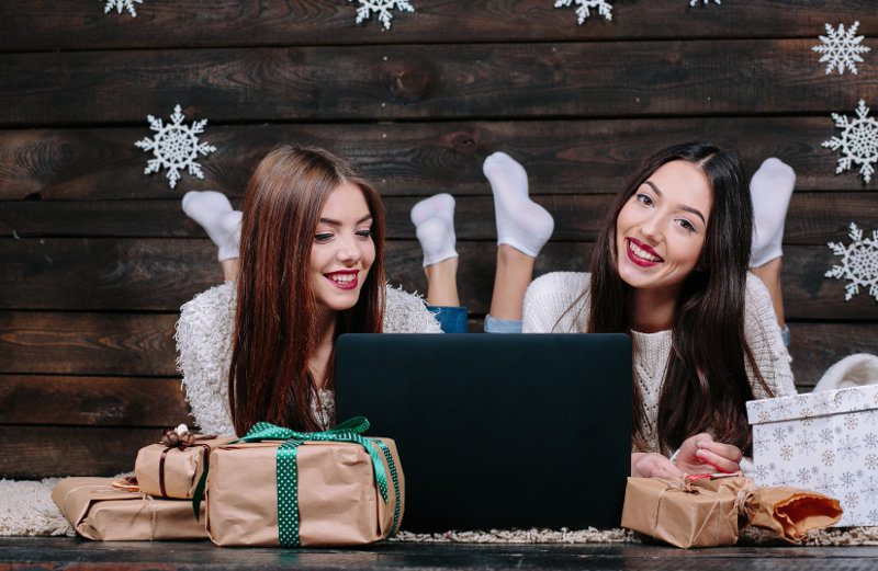 zwei Frauen vor einem Laptop