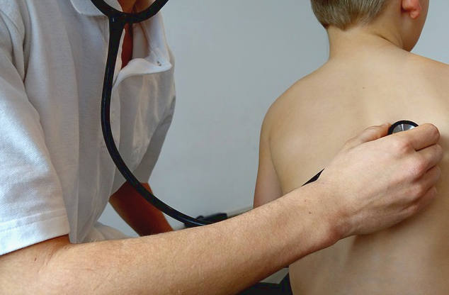 Wer kurzzeitig kein Geld für die Krankenversicherung hat, kann mit der Krankenkasse eine Ratenzahlung vereinbaren oder einen Kurzzeitkredit aufnehmen.