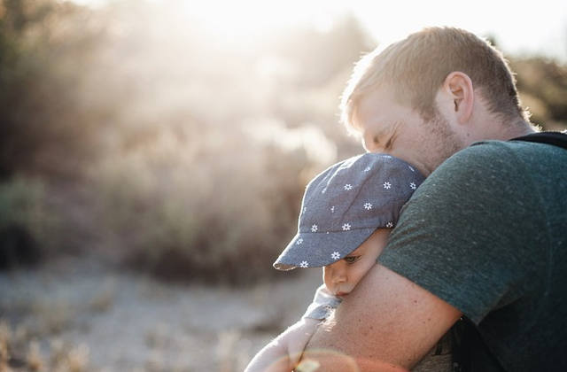 Während der Elternzeit ist es bei vielen Familien finanziell nicht so gut bestellt. Denn die Lohnzahlungen fallen anders aus als sonst, Sonderzahlungen werden eventuell nicht geleistet.