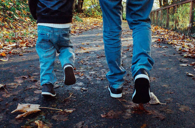 Vater und Sohn gehen im Wald spazieren