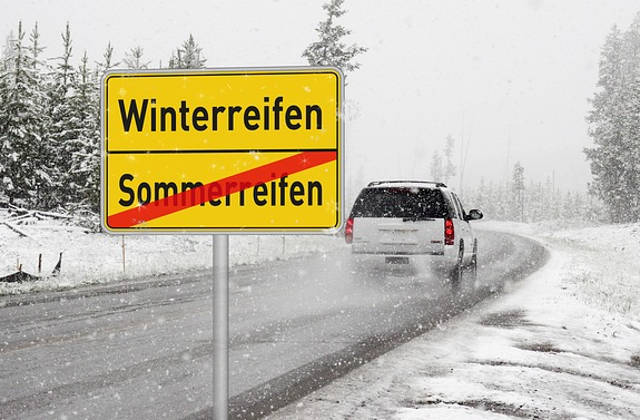 Bei den meisten Autobesitzern steht er zweimal jährlich an: Der Reifenwechsel. Wer nicht mit Allwetterreifen unterwegs ist, wird im Spätherbst vor dem ersten Schneefall die Sommerreifen gegen Winterreifen eintauschen.