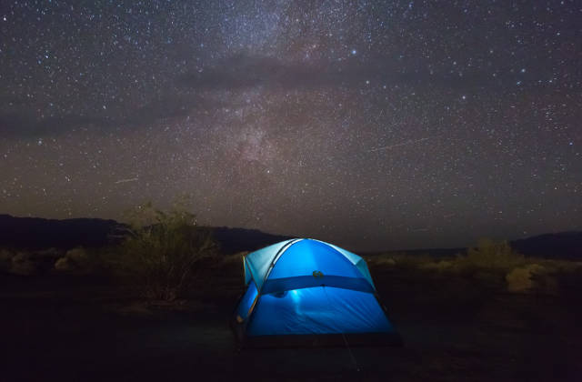 ein Zelt bei Sternenhimmel