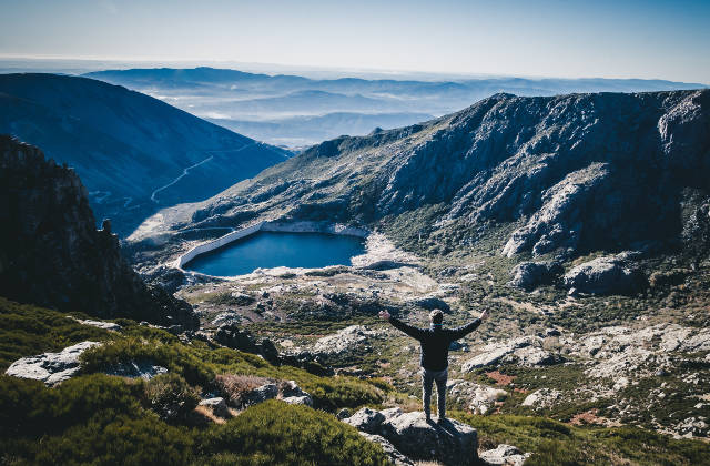 Ihre Freizeit nutzen sportbegeisterte Menschen, um Berglandschaften beim Wandern oder Bergsteigen zu erkunden. Zwischen den Sportarten existieren Unterschiede, die Ausrüstung und körperliche Voraussetzungen betreffen.