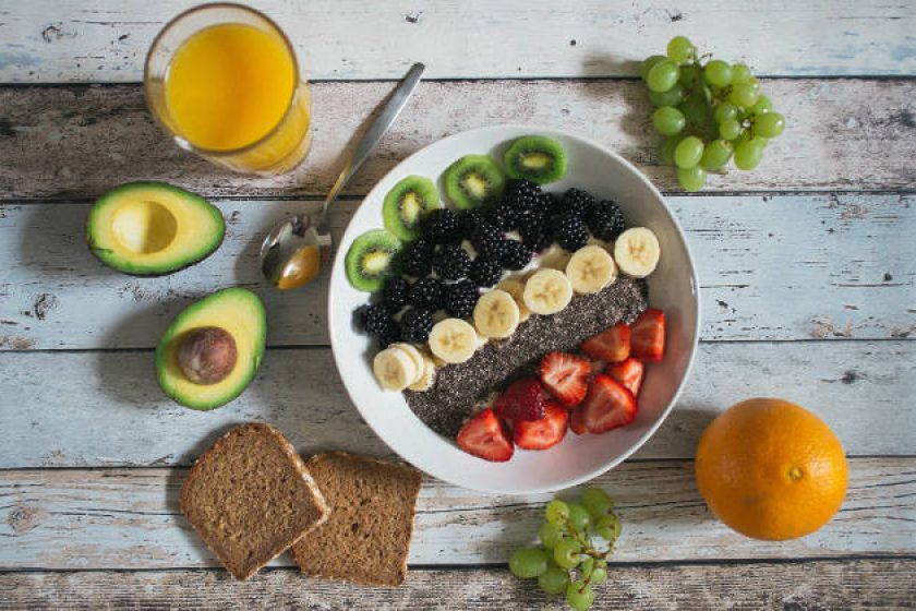 Günstiger ist es, Zutaten wie Mehl, Getreide, Milch, Gemüse und Obst als Einzelprodukte zu kaufen.