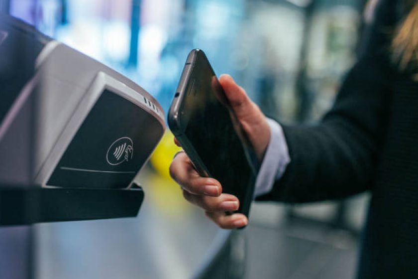 Kontaktloses Zahlen basiert auf einem Übertragungsstandard, der von Smartphones bekannt ist, aber mit WLAN oder Bluetooth nichts zu tun hat