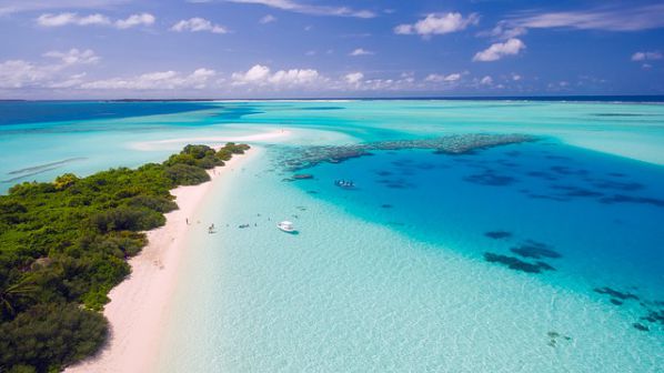 weißer Sandstrand mit blauem Meer