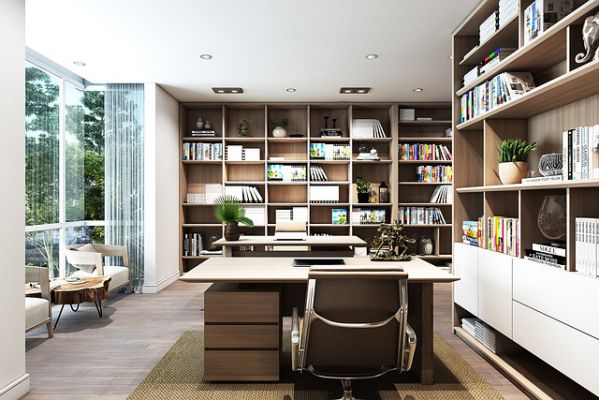 ein Arbeitszimmer mit Schreibtisch und Bücherregalen